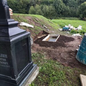 Нижняя часть залита, делаем часовой перерыв на обед и заливаем верхнюю.