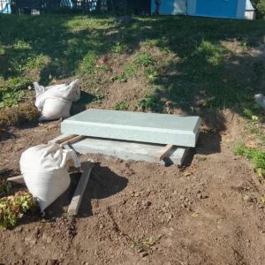 Скатываем плиту из машины прямо на фундамент.