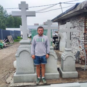 Фото для заказчика, показывающее размер наших голгоф на фоне человека среднего роста.