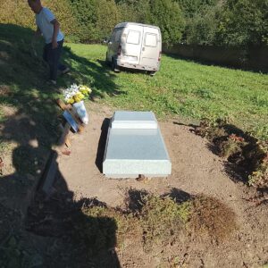 Сверху плиты монтируем подставку под голгофу.