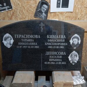 Гравировка на памятнике завершена, теперь делаем зажнюю сторону