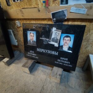 Художник Павел делает гравировку