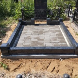 Вторым этапом выкладываем брусчатку и ставим гранитную ограду