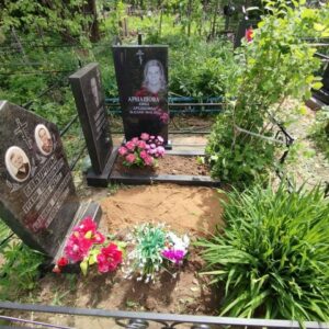 Было решено вставить памятник между старым цветником и бетонным цоколем
