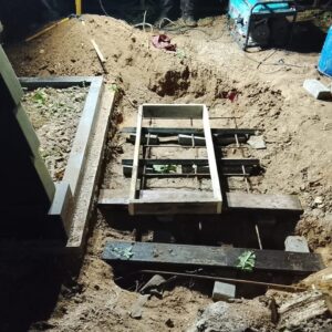 Закладываем металл в нижнее основание памятника