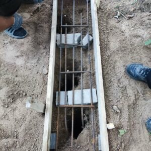 Первым делом бурим три глубокие сваи и готовим мини-опалубку