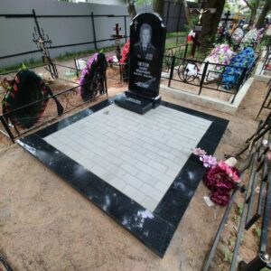 Мостим брусчатку, ставим стелу с подставкой и надгробной плитой