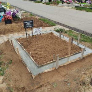 Все цоколя на участке идут в разнобой, при этом администрация требует от нас залить идеально ровно