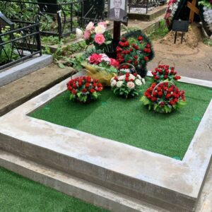 Фундамент был уже залит годом ранее сотрудниками кладбища