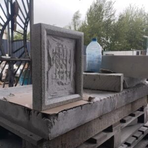 Резчик делает нишу в заготовке под рамку