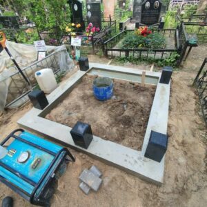 Начинаем перетаскивать гранитную ограду