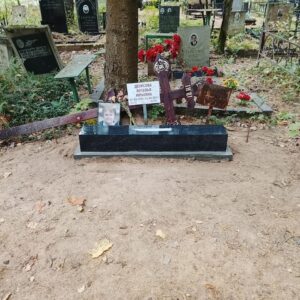 Потом к засохшему фундаменту клеим подставку под памятник