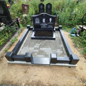 Такая вариация оформления тройного захоронения является классической