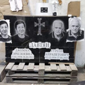 Художник Павел сделал портреты и хачкар