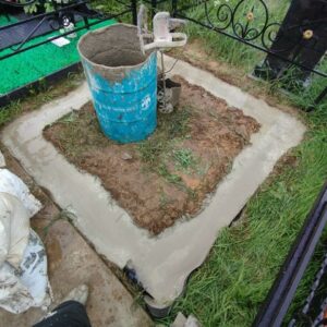 После заливки первого этажа немного ждем, чтоб раствор осел