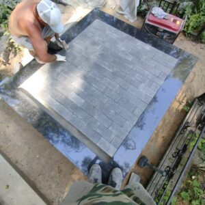 Укладываем термообработанную брусчатку из Габбро-Диабаза