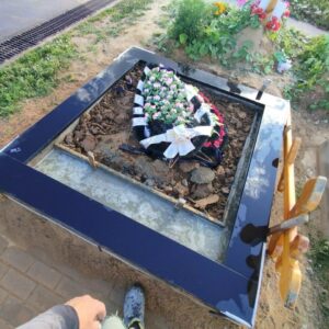 Заливаем фундамент так, чтобы можно было положить брусчатку
