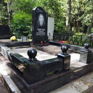 К сожалению, фотографий укладки брусчатки нет