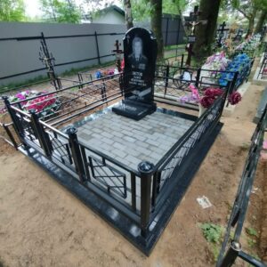 Мемориальный комплекс имеет размеры 200х200 сантиметров