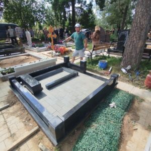 Выложили брусчатку, примеряем цветник