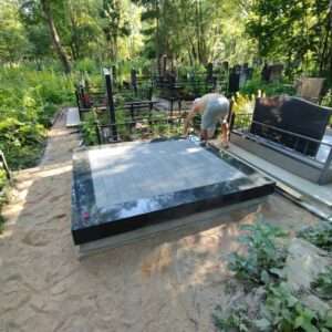Закончили с брусчаткой, монтируем подставки