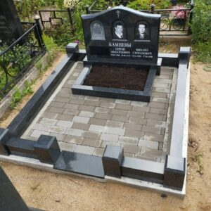 И плиточка на входе придает мемориальному комплексу более статусный вид