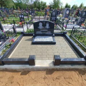 Во внутрь цветника засыпаем мраморную крошку