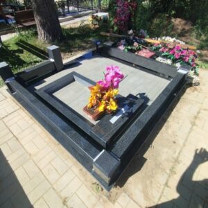 Все смонтировано, осталось только стелу, плиту и всё покрыть лаком