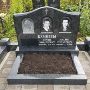 Одно фото мы не вклеивали, так как могила находится в стадии оформления документов, в следующем году доделаем