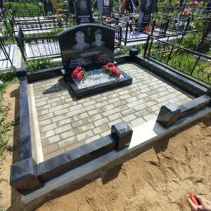 Мемориальный комплекс с памятником на две могилы - Новоспасское кладбище