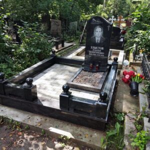 В цветник засыпаем коричневую мраморную крошку