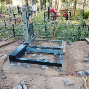 На первый уровень фундамента выставляем подставку с цветником