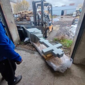 Целый час пытались завезти камень в ворота цеха