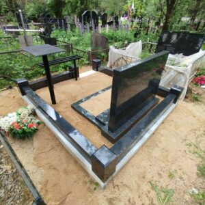 Засыпаем могилу песком