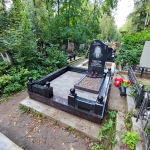 Памятник и гранитный цоколь с облицовкой из коричневого и черного гранитов