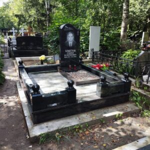 Мемориальный комплекс летчику размером 200х220 сантиметров