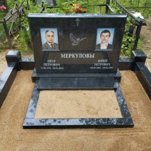 На цветник кладем небольшую гранитную полочку