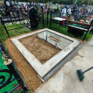 Заливаем бетоном, ровняем и на сегодня тоже всё