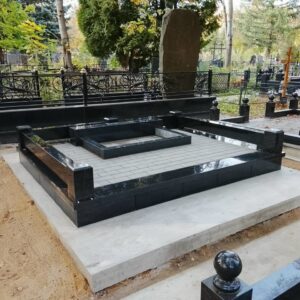Устанавливаем подставку, цветник и гранитный цоколь на проставках со столбами