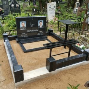 Мемориальный комплекс с прямым памятником на двоих