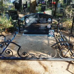 Памятник с оградой и лавкой на Старом Зеленоградском кладбище
