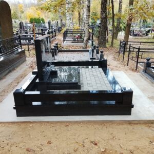 Установили стелу на подставку