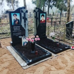 Копия массивного памятника в деревне Обухово Солнечногорского района