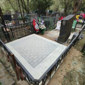 Мостим всю площадь могилы бетонной брусчаткой