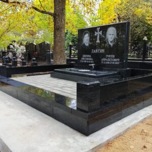 Памятник смотрится просто шикарно, все детали подобраны очень пропорционально