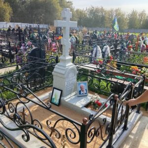 Сборка самой Голгофы занимает весь день, клеим одну деталь, ждем пару часов
