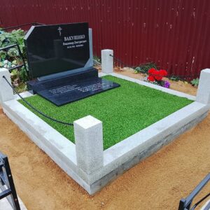 Мемориал с памятником геометрической формы на Чашниковском кладбище