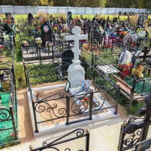 Захоронение на Томилинском кладбище имеет размеры 200х200см