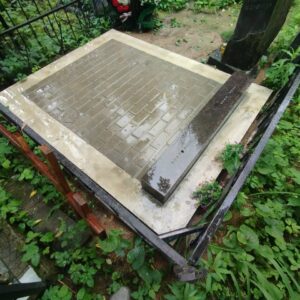В дождь такие работы производить даже лучше - всё смочено естественным путем