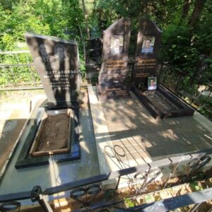Очень солнечная погода не дала нормально сфотографировать памятник